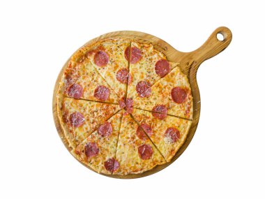 Tahtada dilimlenmiş pepperonili pizza.