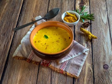 Sağlıklı zerdeçal kremalı çorba