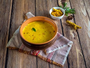 Sağlıklı zerdeçal kremalı çorba