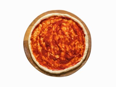 Çiğ pizza hamurunda izole edilmiş domates sosu. Pizza pişiriyorum.