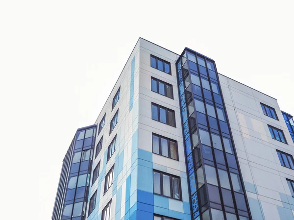 격리 된 색깔의 빌딩 벽. 현대의 아름다운 새 건물 — 스톡 사진