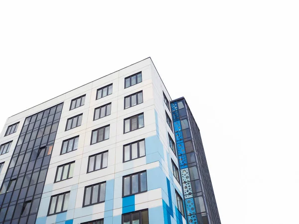 격리 된 색깔의 빌딩 벽. 현대의 아름다운 새 건물 — 스톡 사진