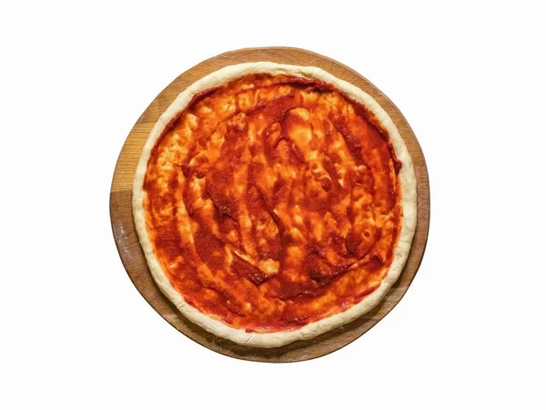 Salsa de tomate aislada en una masa de pizza cruda. Cocinar pizza — Foto de Stock