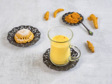 Altın süt - geleneksel Hint zerdeçal içeceği. Virüsler ve birçok hastalık için bir tedavi