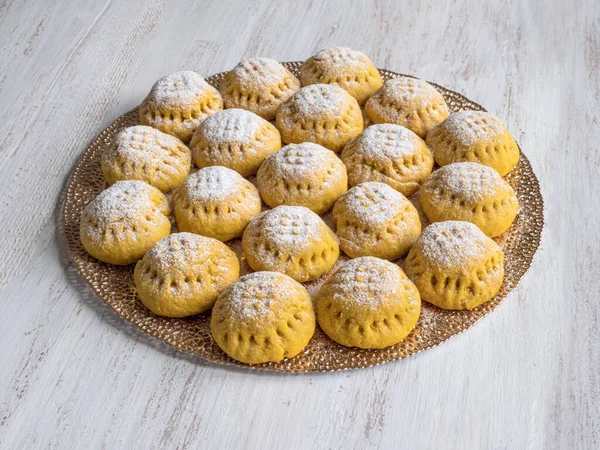 Egyptské sušenky "Kahk El Eid", variace s přidáním kurkuma při vaření. Cookies of El Fitr Islamic Feast. Ramadánské sladkosti — Stock fotografie