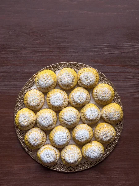 Egyptian cookies "Kahk El Eid", variation with the addition of turmeric when cooking. Cookies of El Fitr Islamic Feast. Ramadan sweets — Stock Photo, Image