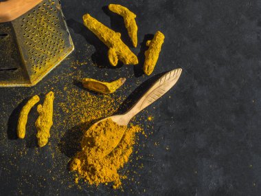 Zerdeçal kökü rendelenmiş. Ayurvedik tedavinin içeriği. Virüsler ve birçok hastalık için bir tedavi.