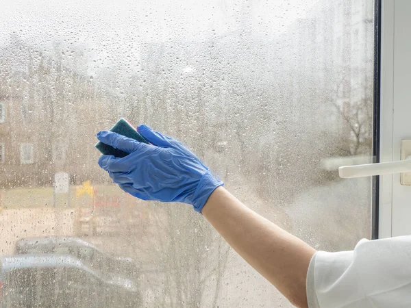 Desinfecção por Coronavírus. Pessoas em fazer desinfecção nas janelas — Fotografia de Stock