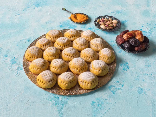 Αιγυπτιακά cookies "Kahk El Eid", παραλλαγή με την προσθήκη κουρκουμά κατά το μαγείρεμα. Cookies της Ισλαμικής Γιορτής El Fitr. Γλυκά Ραμαζανιού — Φωτογραφία Αρχείου