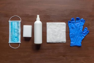 Kişisel tıbbi koruma ekipmanları, maske, steril eldivenler ve virüs koruması için dezenfektanlar.