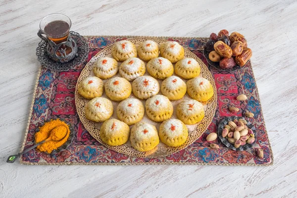Αιγυπτιακά cookies "Kahk El Eid", παραλλαγή με την προσθήκη κουρκουμά κατά το μαγείρεμα. Cookies της Ισλαμικής Γιορτής El Fitr. Γλυκά Ραμαζανιού — Φωτογραφία Αρχείου