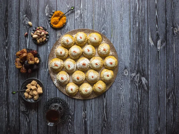 Ägyptische Kekse "Kahk El Eid", Variation mit Kurkuma-Zusatz beim Kochen. Kekse des islamischen Festes El Fitr. Ramadan-Süßigkeiten — Stockfoto