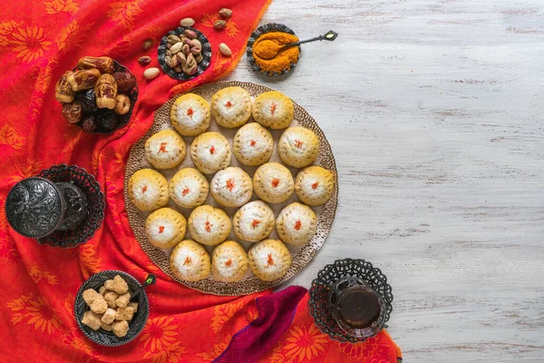 Ägyptische Kekse "Kahk El Eid", Variation mit Kurkuma-Zusatz beim Kochen. Kekse des islamischen Festes El Fitr. Ramadan-Süßigkeiten — Stockfoto