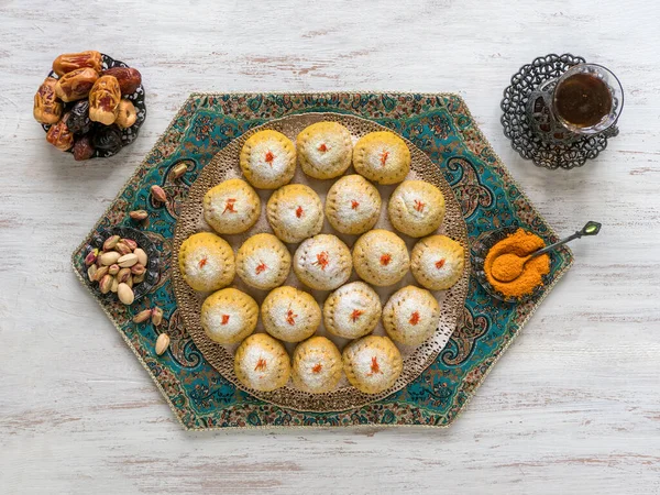 Egyiptomi cookie-k "Kahk El Eid", variáció hozzáadásával kurkuma főzés közben. Az El Fitr Iszlám Ünnep sütijei. Ramadán édességek — Stock Fotó