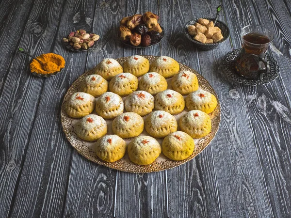 Egyiptomi cookie-k "Kahk El Eid", variáció hozzáadásával kurkuma főzés közben. Az El Fitr Iszlám Ünnep sütijei. Ramadán édességek — Stock Fotó
