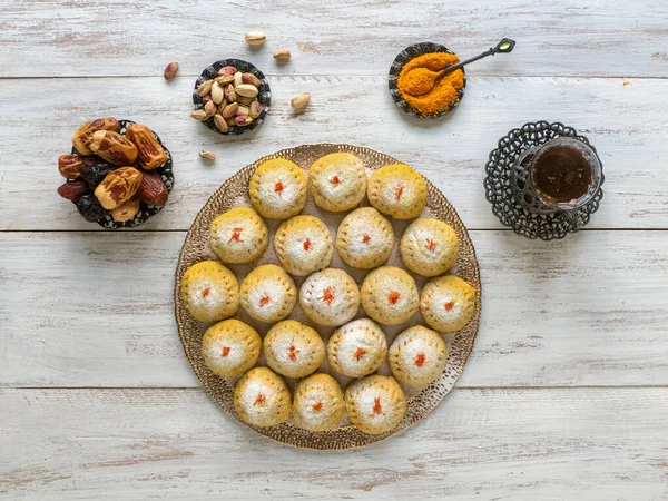 Ägyptische Kekse "Kahk El Eid", Variation mit Kurkuma-Zusatz beim Kochen. Kekse des islamischen Festes El Fitr. Ramadan-Süßigkeiten — Stockfoto