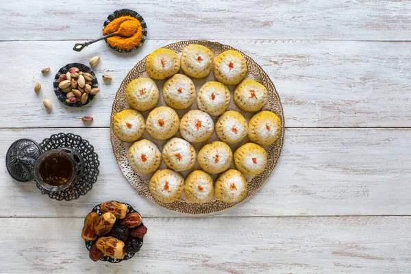 Ägyptische Kekse "Kahk El Eid", Variation mit Kurkuma-Zusatz beim Kochen. Kekse des islamischen Festes El Fitr. Ramadan-Süßigkeiten — Stockfoto
