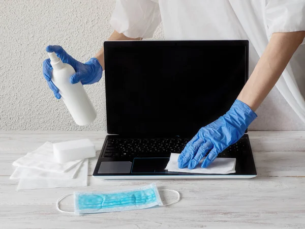 Desinfección del ordenador portátil para protegerse de bacterias y virus, quedarse en casa, trabajar de forma remota — Foto de Stock