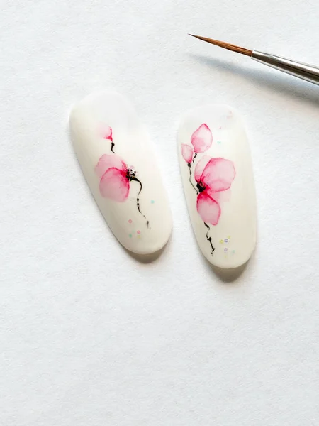 Manicura de primavera. Consejos con diseño de flores de primavera sobre un fondo blanco —  Fotos de Stock