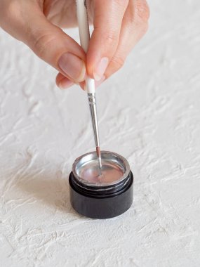 Gümüş renkli ince bir fırça. Kapat.