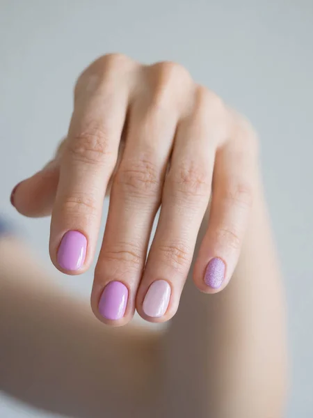 La mano de una mujer con una manicura pastel, primer plano — Foto de Stock