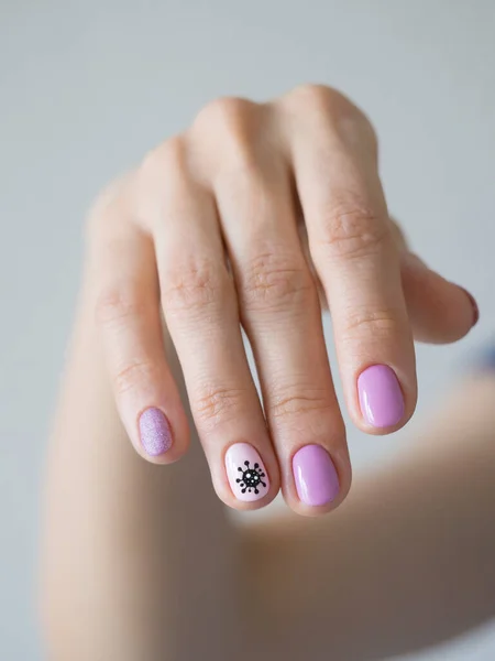 Kreativ manikyr med målat coronavirus på naglarna — Stockfoto