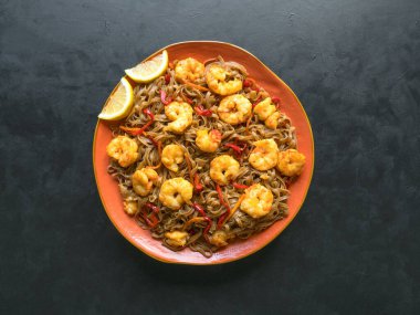 Kızarmış karidesli Asya udon eriştesi.