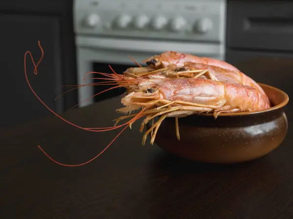 Langostinos frescos en la mesa de la cocina en un tazón —  Fotos de Stock