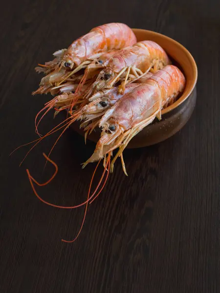 Langostinos frescos en la mesa de la cocina en un tazón. Camarones gigantes frescos cocidos —  Fotos de Stock