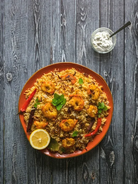 Biryani indiano con gamberetti. Gustosi e deliziosi gamberi biryani, vista dall'alto — Foto Stock