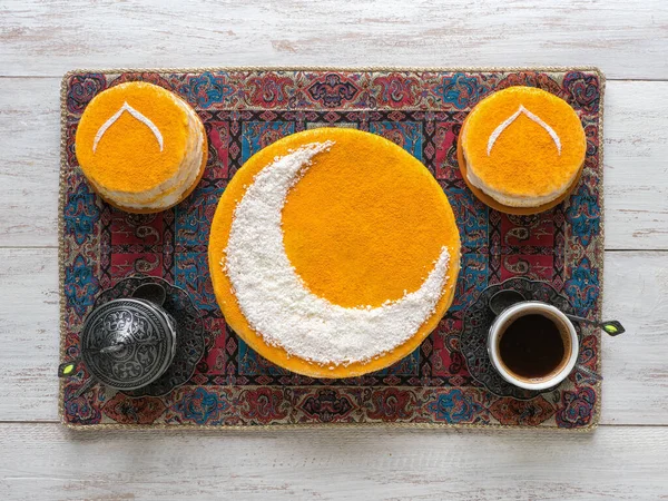 Heerlijke zelfgemaakte gouden taart met een halve maan, geserveerd met zwarte koffie. Ramadan achtergrond — Stockfoto