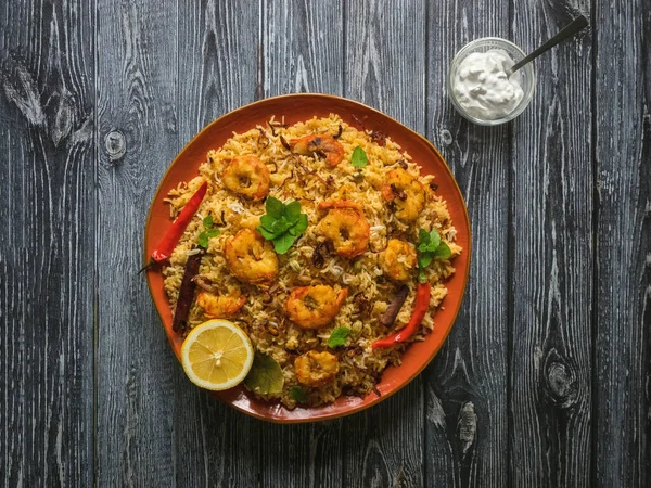 Biryani indiano con gamberetti. Gustosi e deliziosi gamberi biryani, vista dall'alto — Foto Stock