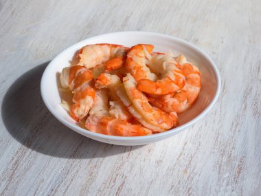 Kavanozda soyulmuş karides. Taze dev karidesler, yakın çekim.