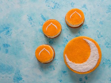 Ramazan tatlıları arka planda. Hilal şeklinde nefis ev yapımı altın pasta.