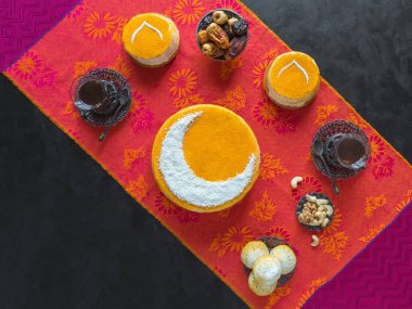 Sade kahve ve hurma ile servis edilen Hilal aylı nefis ev yapımı altın kek. Ramazan arkaplanı, kopyalama alanı