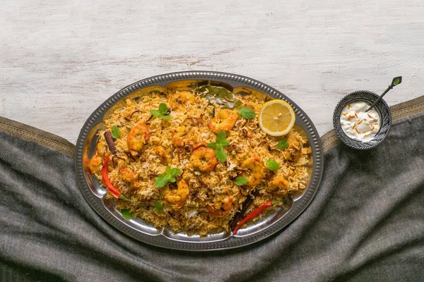 Biryani indiano con gamberetti. Gustosi e deliziosi gamberi biryani, vista dall'alto — Foto Stock