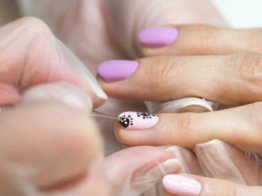 Tırnaklarını çiziyorsun. Tırnaklarında boyanmış koronavirüs olan yaratıcı manikür, yumuşak odaklanma, yakın çekim.