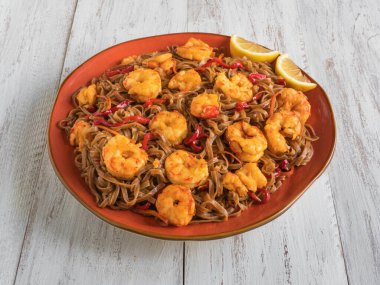 Karides ve sebzeli kızarmış şehriye.