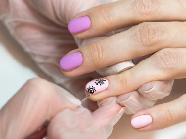 Tırnaklarını çiziyorsun. Tırnaklarında boyanmış koronavirüs olan yaratıcı manikür, yumuşak odaklanma, yakın çekim.