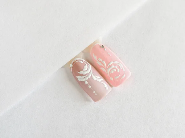 Manicure de verão rosa delicado com monogramas. Dicas com um padrão de monograma em um fundo branco — Fotografia de Stock