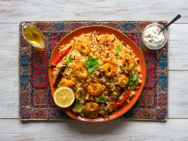 Biryani indiano con gamberetti. Gustosi e deliziosi gamberi biryani, vista dall'alto — Foto Stock