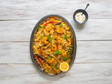 Karidesli pilav. Lezzetli ve lezzetli karidesler biryani, üst görünüm, kopyalama alanı