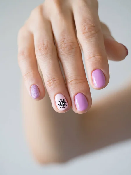 Kreatywny manicure z malowanym koronawirusem na paznokciach. — Zdjęcie stockowe