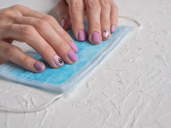 Kreatywny manicure z malowanym koronawirusem na paznokciach — Zdjęcie stockowe