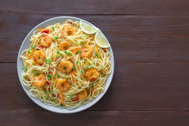 Sebzeli karides ve erişte. Üst görünüm. 