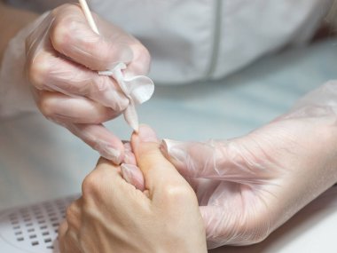 Manikür işlemi. Çiviyi tozdan temizliyorum.