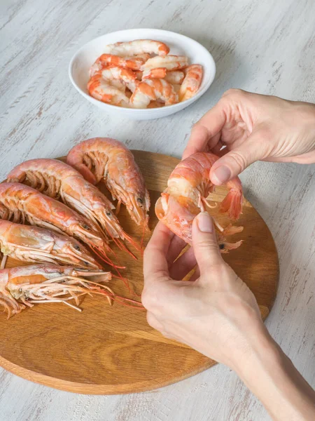 La peladura manual de las gambas. Camarones gigantes frescos cocidos, de cerca —  Fotos de Stock