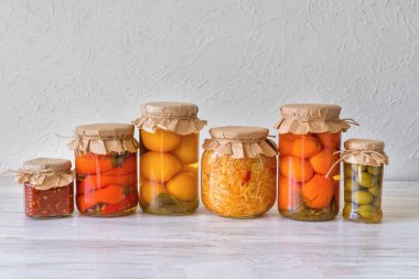 Salamura edilmiş turşular çeşitli saklama kavanozları. Mayalanmış ev yemeği.