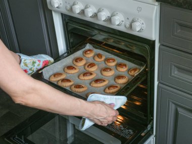 Ev yapımı bayram tatlısı pişirmek. Arapça Ramazan tatlısı