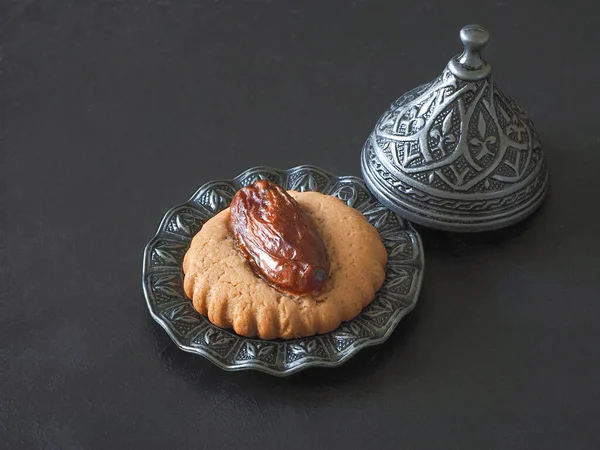 Σπιτικά Eid Χουρμάδες γλυκά σε μαύρο τραπέζι — Φωτογραφία Αρχείου